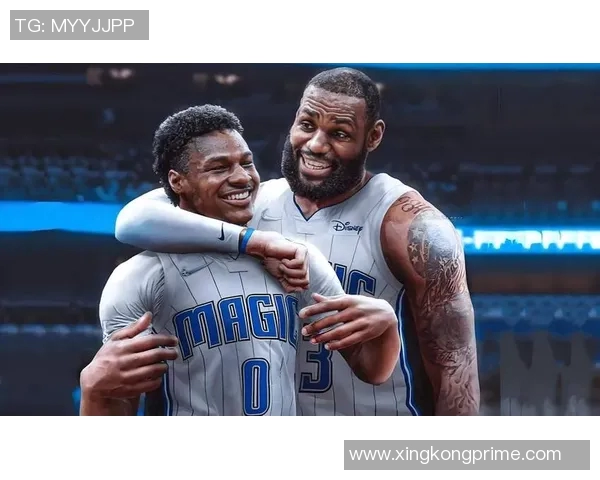 老父亲的骄傲詹姆斯分享多张身穿儿子布莱斯球衣观赛的温馨瞬间